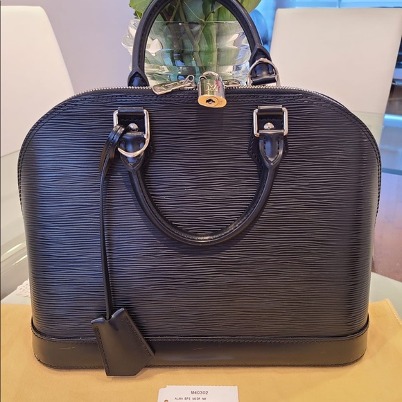 Louis Vuitton Handbags - AUTHENTIC💯 LV ALMA BAG🖤